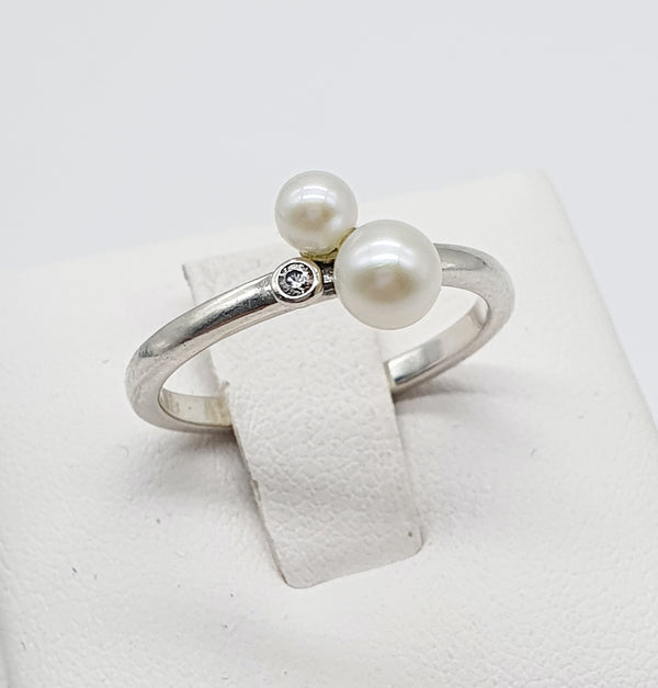 ANELLO "PANDORA" ARGENTO 925 2 PERLE DI ACQUA DOLCE CENTRALI E 1 ZIRCONE GR.4,67