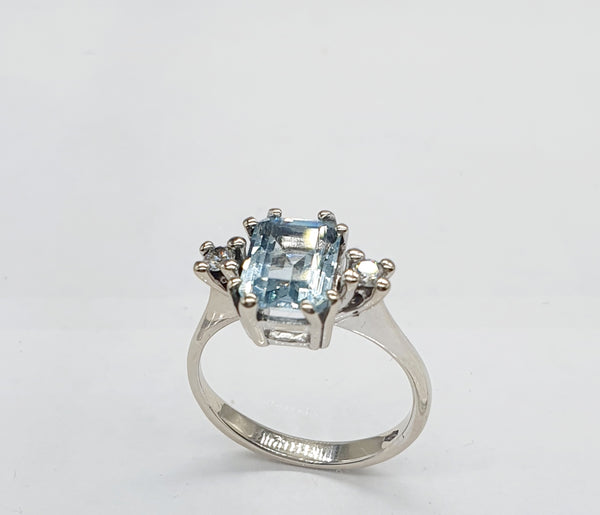 ANELLO ORO BIANCO 18K 750 ACQUA MARINA CENTRALE E 2 PICCOLI DIAMANTI GR.2,94